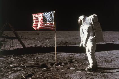 “Dos hombres, primero Armstrong y después Aldrin, se hallaban en contacto físico, por primera vez en la historia de la humanidad, sobre un cuerpo celeste distinto al que los vio nacer”