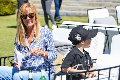 Cecilia Rodríguez Piola de Pieres con uno de sus nietos.