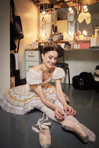 Marianela, lista para bailar mientras termina de ponerse sus zapatillas de punta.