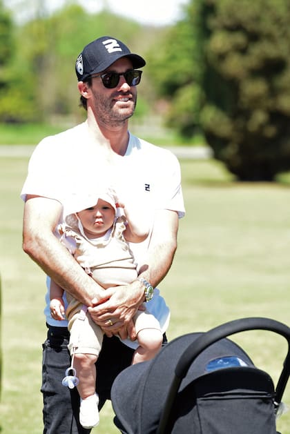 Con un coqueto gorrito que la protegió del sol, Renata también descansó en brazos de su papá, Facundo Pieres.