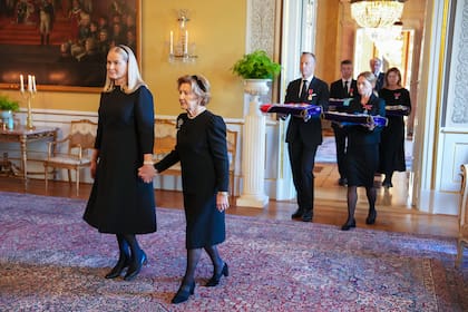 Las reinas Mette-Marit y Sonia caminaron juntas y de la mano