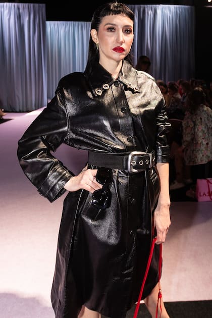 Sofía Gala se destacó con una audaz apuesta total black: un vestido tipo trench de efecto cuero, cinturón ancho y accesorios de inspiración urbana