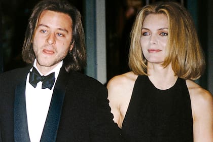 Con el actor y productor Fisher Stevens en 1990. Vivieron un romance intenso que terminó debido a las infidelidades de él