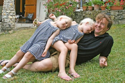 Con su papá, el príncipe Friso, que murió en 2013, después de un año de estar internado al quedar atrapado en una avalancha mientras esquiaba fuera de pista