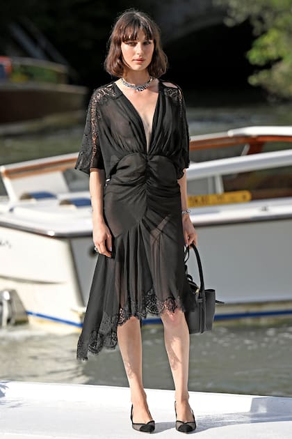 Durante la tercera jornada, la actriz italiana Alice Pagani posa en el muelle del Hotel Excelsior Venice Lido con un vestido de inspiración romántica firmado por John Galliano y alhajas de Giovanni Raspini