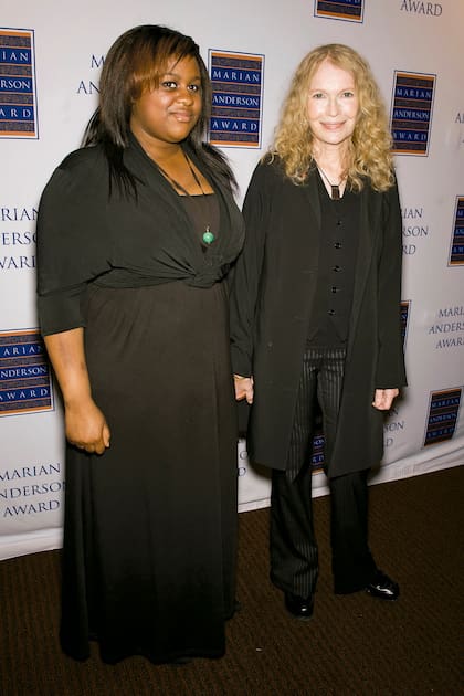 Con su hija Quincy Farrow en la gala del premio Marian Anderson de 2011 (en honor a Farrow) en el Centro Kimmel para las Artes Escénicas en Filadelfia, Pensilvania