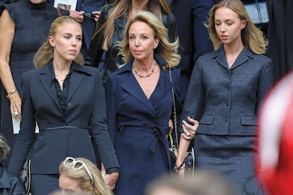La princesa
Camilla de BorbónDos Sicilias (en
el centro), junto
a sus hijas, las
princesas Maria
Carolina y Maria
Chiara