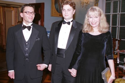 Junto a sus hijos Fletcher y Lukas en los Premios del Centro Kennedy de 1998, celebrados el 5 de diciembre de 1998 en Washington