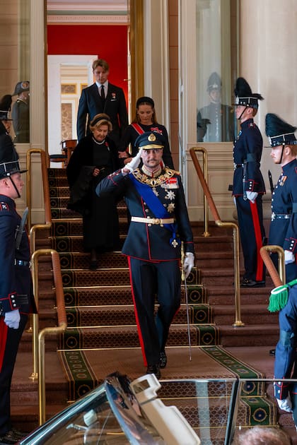 El rey Haakon llega al Parlamento para hacer su juramento. Lo acompañan su madre y sus hijos