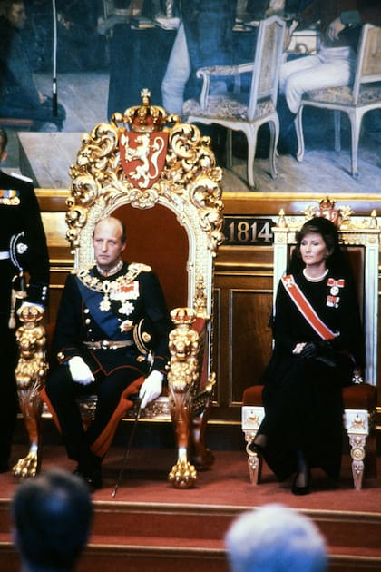 El look de Ingrid fue un homenaje a su abuela, que llevó un estilismo similar en el juramento de Harald V, en 1991. Entonces, la situación era parecida: acababa de morir el rey Olaf V
