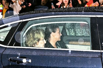 A sus 89 años y por pedido del flamante rey, Sonia mantendrá la dignidad de reina, sin fórmulas agregadas como “emérita” o “reina madre”. El cambio será de posición y no de tratamiento: será reina al mismo tiempo que Mette-Marit, pero su nuera ocupará el lugar central en la pareja reinante. En la imagen se la ve junto a su hija mayor, Marta Luisa, acompañando al coche fúnebre