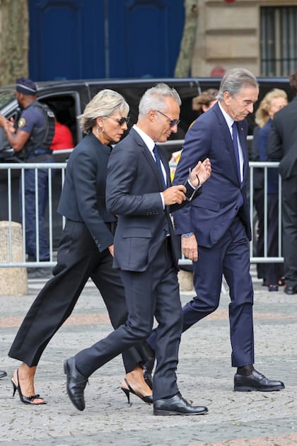 De derecha a izquierda: Bernard Arnault, presidente y CEO de LVMH
(Louis Vuitton y Moët Hennessy, el imperio de lujo más grande del mundo),
Olivier Bialobos, director de Comunicación e Imagen Global de
Dior Couture, y Hélène Mercier-Arnault, mujer de Bernard