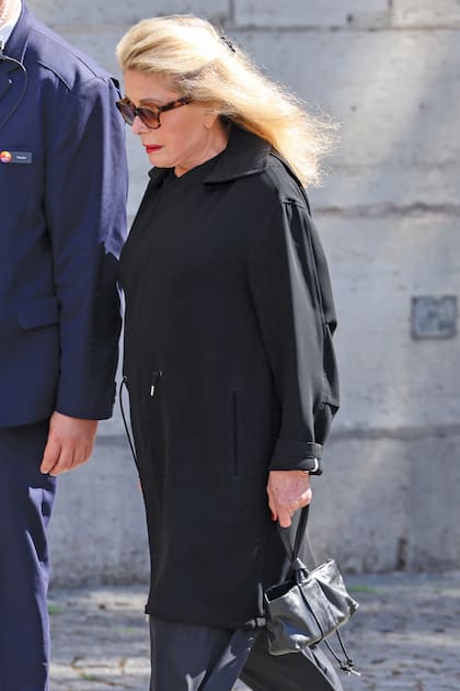 Catherine
Deneuve,
vestida de
riguroso
negro