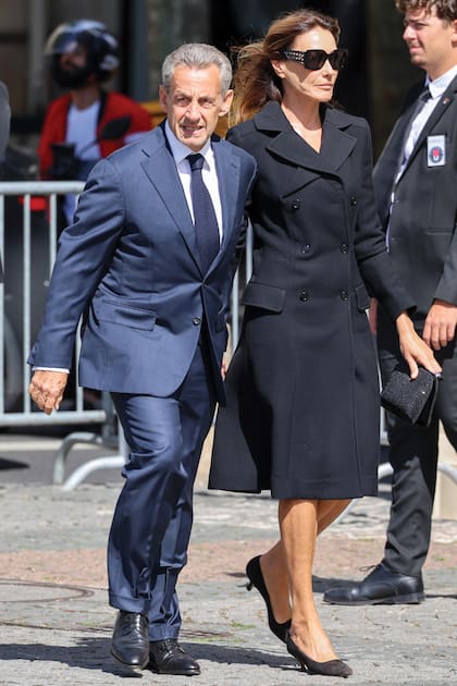 El ex
presidente francés
Nicolas Sarkozy y Carla
Bruni, con tapado y
stilettos de la firma