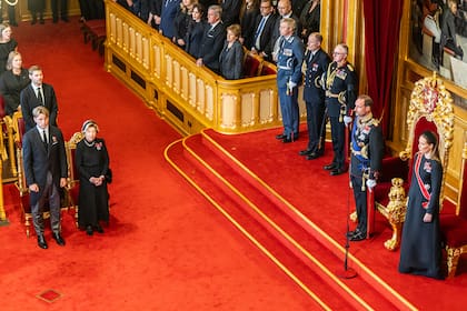 Haakon VIII se comprometió a cumplir la Constitución y a acatar las leyes. “Prometo y juro gobernar el reino de Noruega de acuerdo con su Constitución y sus leyes. ¡Que Dios Todopoderoso y Omnisciente me ayude!”, dijo el Rey