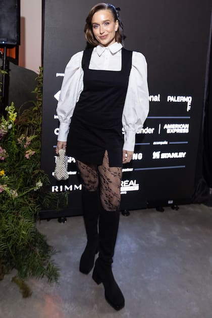 Brenda Gandini fue una de las invitadas destacadas del desfile de Lulu Martins, donde se lució con una apuesta clásica y chic, combinada con botas altas y un delicado clutch con brillos
