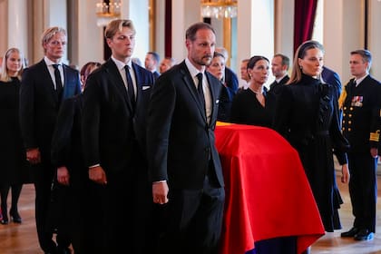 El cortejo que cargó el féretro hasta la capilla del Palacio Real estuvo encabezado por el Rey y la princesa heredera e incluyó a la princesa Marta Luisa con sus tres hijas, al príncipe Sverre Magnus, Marius Borg Høiby, y las reinas Mette-Marit y Sonia. El hijo mayor de la flamante Reina reapareció gracias a un permiso especial de la policía. Con 29 años, cumple prisión domiciliaria con tobillera electrónica en el palacio de Skaugum tras ser declarado culpable de treinta y cuatro delitos, incluyendo dos cargos de violación