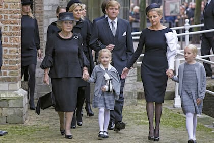 En 2013, durante el funeral de Friso. La princesa
Beatriz lleva de la mano a Zaria y Mabel, a Luana. Detrás de ellos caminan Máxima y Guillermo Alejandro de los Países Bajos
