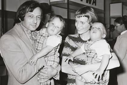 Con su marido André Previn y los mellizos Matthew y Sascha en 1971