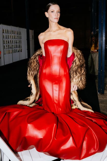 Milagros Schmoll deslumbró con una impactante creación de Pucheta-Paz: un vestido rojo de líneas escultóricas y silueta sirena que acaparó todas las miradas