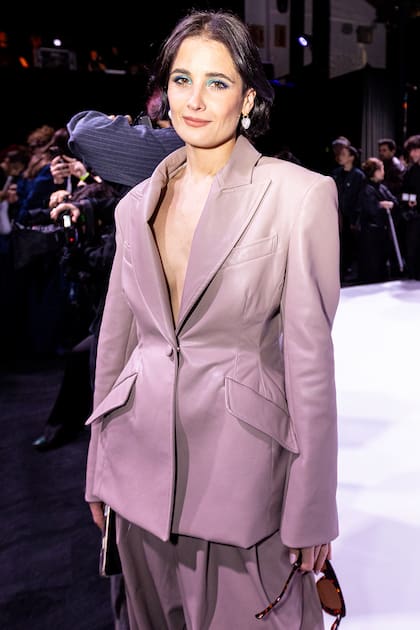Flor Torrente optó por un elegante traje de sastrería en clave monocromática