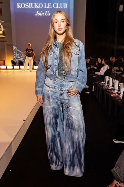 Con un look total denim, Taína Gravier deslumbró en el front row de Kosiuko