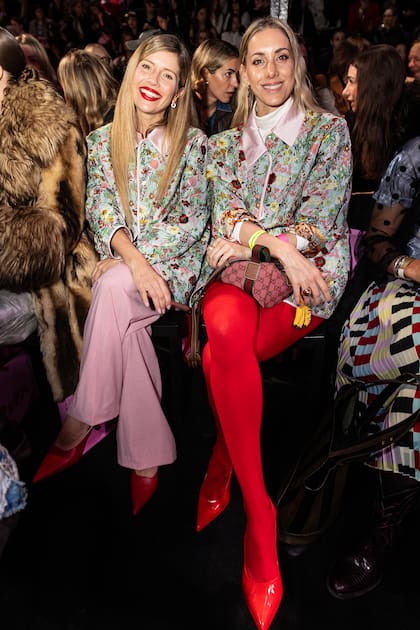 Con looks coordinados y mucha complicidad, Laurita Fernández y Anita Espasandín dijeron presente en el desfile de Las Pepas con estampados florales a juego. Mientras Laurita completó su apuesta con un pantalón rosa, Anita se animó a un estilismo más audaz con medias rojas y tacos al tono