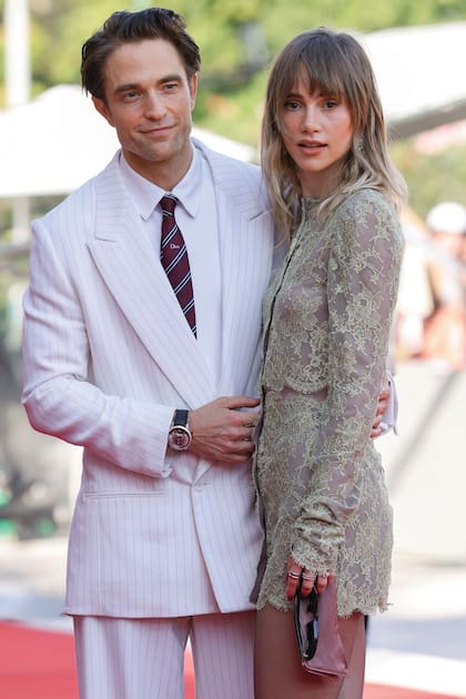 Robert Pattinson y Suki Waterhouse se mostraron juntos en la avant-première de Primetime, el nuevo film protagonizado por el actor. Pattinson eligió un traje blanco de raya diplomática de Dior primaveraverano 2027; ella lució un conjunto de encaje, firmado por Saint Laurent