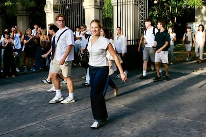Cuando terminó la jornada, salió del campus caminando entre sus compañeros