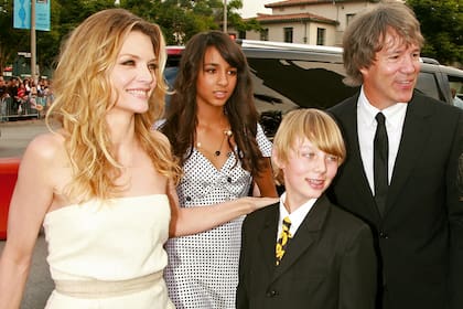 Una foto de 2007 del matrimonio, uno de los más estables de Hollywood, con sus hijos Claudia Rose y John Henry, ambos de muy bajo perfil