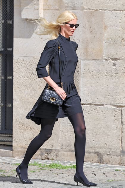Con un vestido corto de cuello alto y botonadura frontal y cartera modelo Caro de Dior, Claudia Schiffer despidió a su amiga