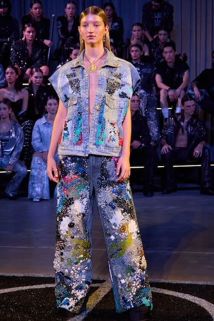 Allegra deslumbró con un espectacular conjunto de denim intervenido con bordados, pedrería y aplicaciones multicolores