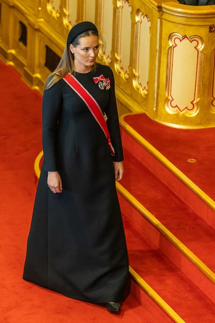 Ingrid Alexandra acompañó a su papá en el Parlamento reemplazando a su mamá, que quedó en observación en el hospital por complicaciones de salud derivadas del trasplante de pulmón al que se sometió en junio. Su vestido largo de luto lo acompañó con una diadema, redecilla y condecoraciones como la gran cruz de la Orden de San Olav, que le concedió su abuelo en 2022 por sus 18 años, la medalla del Centenario de la Casa Real, la del jubileo del rey Harald V 1991-2016, la medalla del Servicio Militar del Ejército y la insignia de honor de la Asociación de Veteranos de Brigada