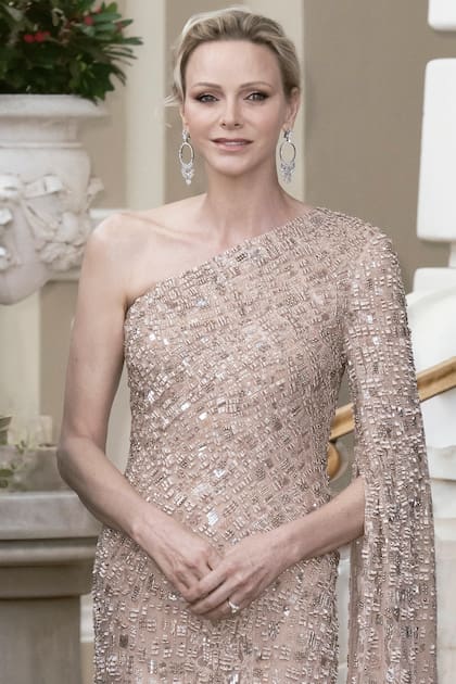 Charlene impactó con un vestido de Elie Saab color champán, asimétrico y cubierto de lentejuelas, que accesorizó con pendientes de diamantes