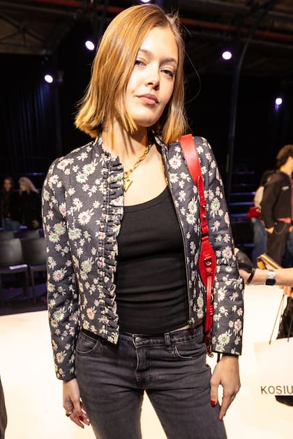 Zuzu Coudeu llevó una apuesta casual y urbana, fiel a su estilo fresco y desenfadado
