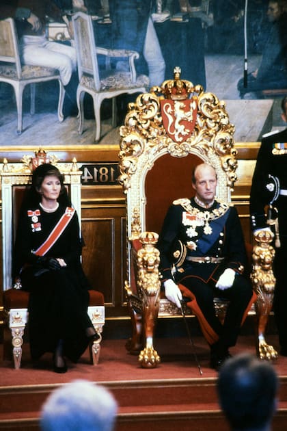 El look de Ingrid fue un homenaje a su abuela, que llevó un estilismo similar en el juramento de Harald V, en 1991. Entonces, la situación era parecida: acababa de morir el rey Olaf V
