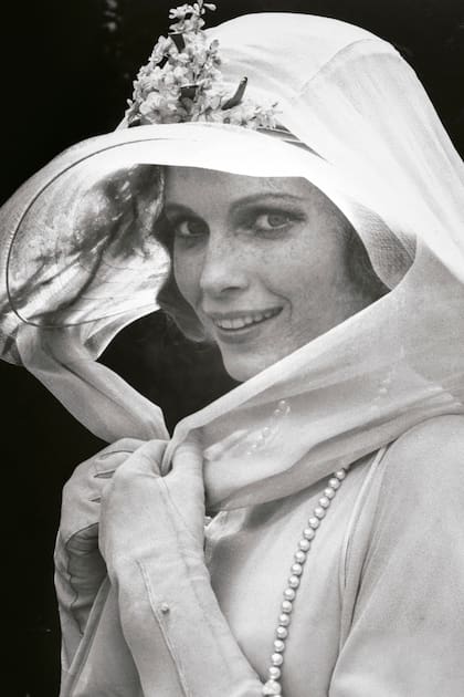 Cuando interpretó a Daisy Buchanan en "El gran Gatsby", su actuación recibió críticas mixtas y duras por parte de la prensa y los cinéfilos de la época, quienes calificaron su interpretación como histérica o estridente en comparación con la novela