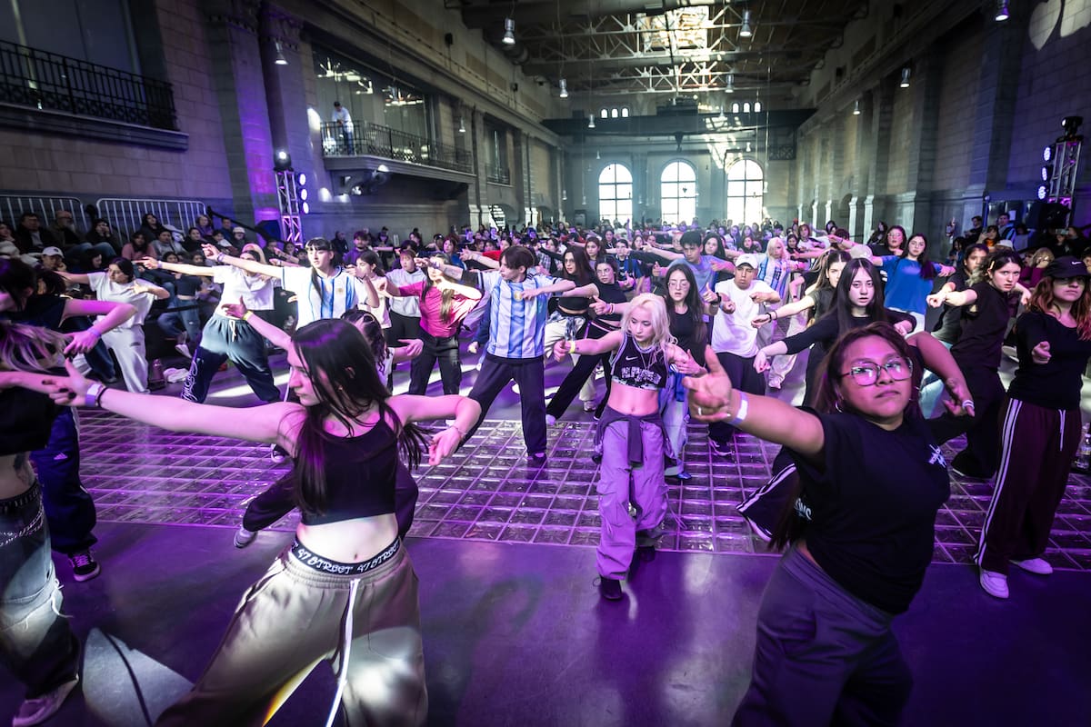 Hola Corea se desarrollará en el Centro Municipal de las Artes Pasaje Dardo Rocha, de 14 a 20, y tendrá como protagonistas a los seguidores del grupo surcoreano, que podrán aprender sus coreografías, personalizar sus propios lightsticks y recorrer una muestra de pop-art dedicada a BTS