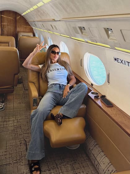 "Hola Kansas, cuanta ilusión", dijo Agustina Gandolfo, la mujer del jugador del seleccionado Lautaro Martínez, al arribar en avión privado a la ciudad donde Argentina jugará su primer partido del Mundial. Viajó junto a sus hijos, Nina y Theo, y parte de su familia