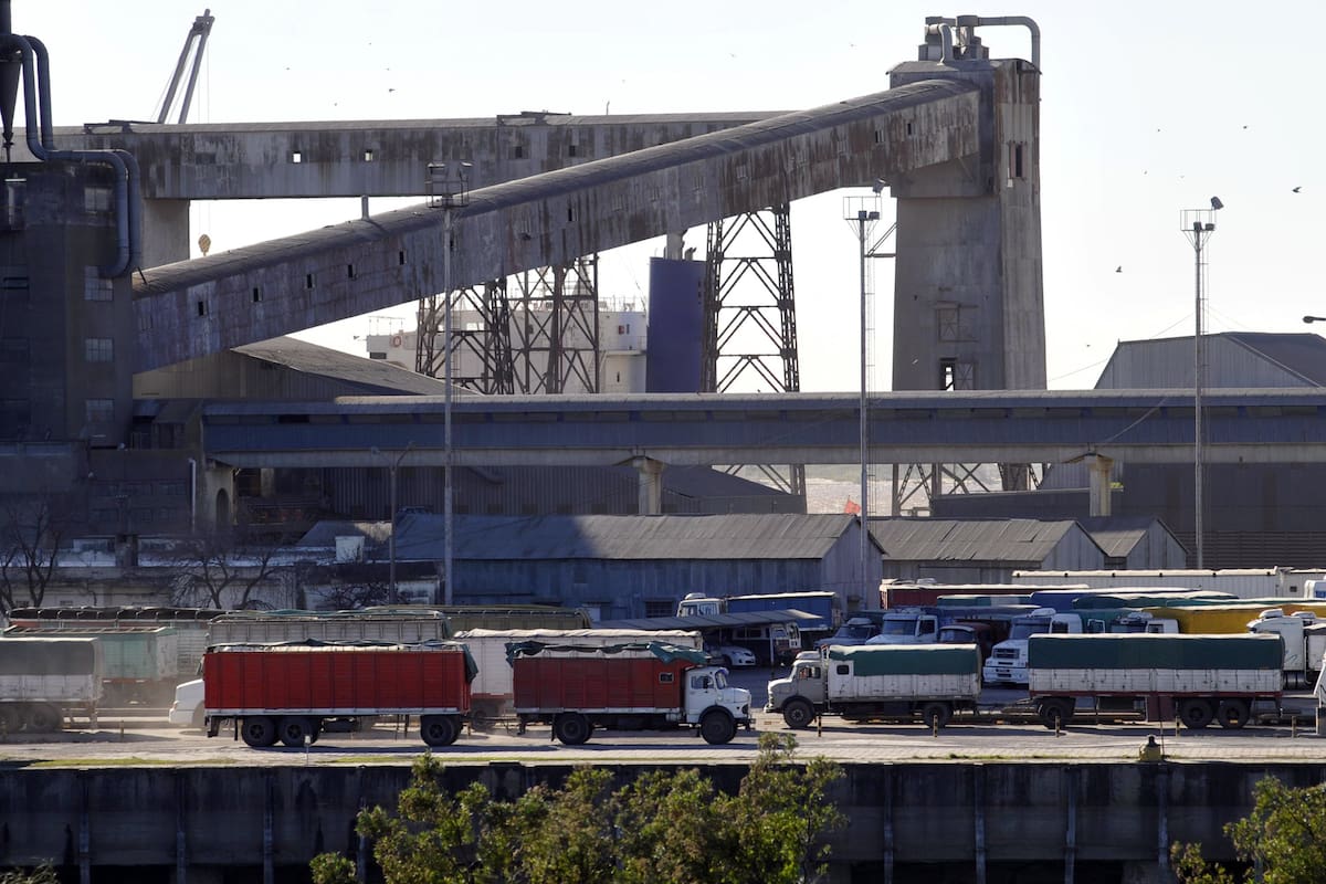 Hola, les envÌo las fotos por el tema del paro del campo. La primera es del puerto de Rosario, todo normal. Las otras son de una playa de camiones en Pto. Gral. San MartÌn. a 35 km de Rosario. Estaban esperando para descargar. Espero que les sirva, es lo ˙nico que encontrÈ. Estaba todo como siempre, nada fuera de lo normal para esta Època. Saludos
AGENCIA ROSARIO