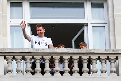 ¡Hola, París! Messi saluda desde un balcón del hotel Royal Monceau