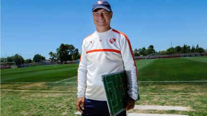 Holan es hincha de Independiente por el legado de su padre; en él conviven la pizarra y el corazón