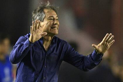 Holan sabe que llegan días decisivos para su futuro en Independiente