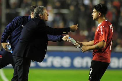 Holan y Benítez, en un momento del partido que Independiente le ganó a Rionegro Águilas, de Colombia.