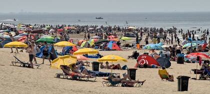 Holanda. 41,7 Agobiados por las temperaturas, los holandeses inundaron las playas del norte del país