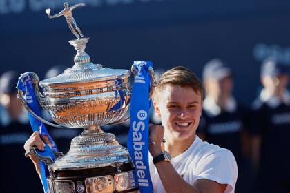 Holger Rune sorprende a Carlos Alcaraz en sets corridos y gana el Abierto de Barcelona