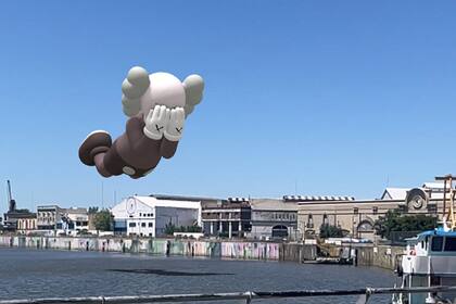 Holiday Space (2020), obra del artista estadounidense Kaws, en La Boca