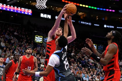 Holiday y Clingan conducen a Trail Blazers hacia la victoria de 135-119 ante Jazz
