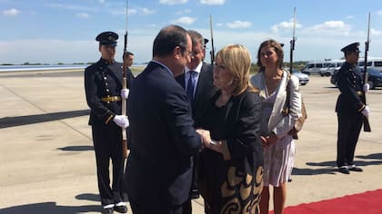 Hollande es recibido por la canciller Malcorra en Ezeiza