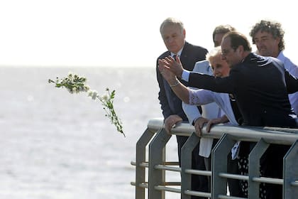 Hollande junto a Estela de Carlotto recorrieron el Parque de la Memoia